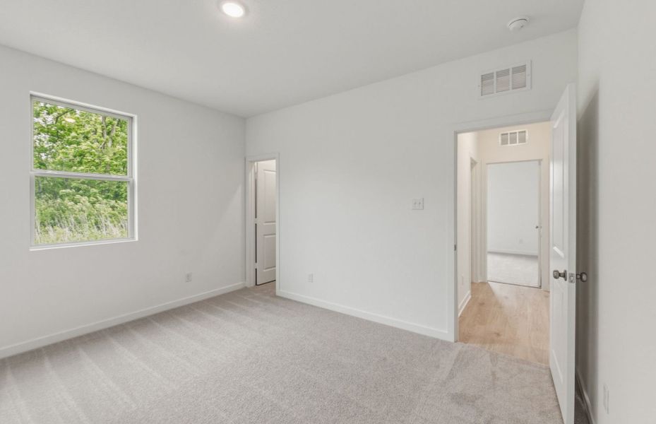 Spacious, unfurnished interior of a new home in County View, Temple (Image 33).