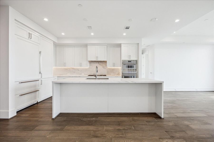 Fully equipped kitchen with center island and top-of-line appliances Fully equipped kitchen with center island and top-of-line appliances