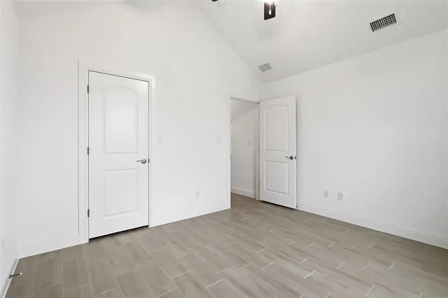 Spacious, unfurnished interior of a new home in , Tolar (Image 30).