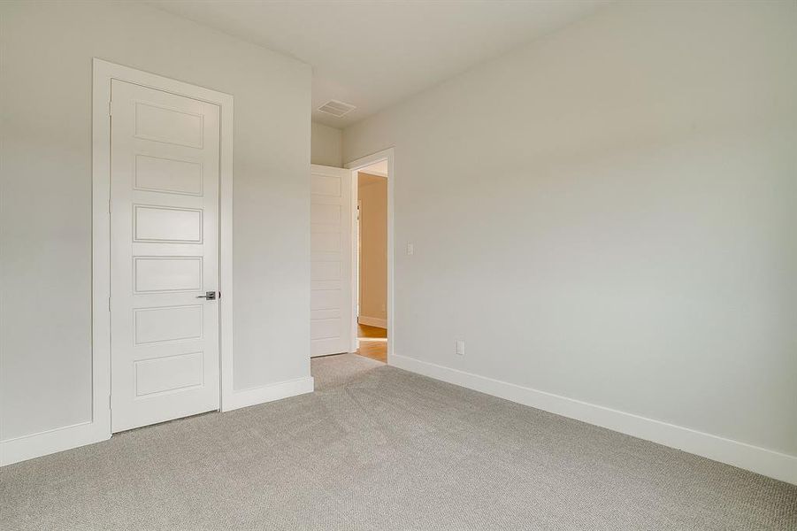 Spacious, unfurnished interior of a new home in Waterfall Ranch, Waxahachie (Image 31).