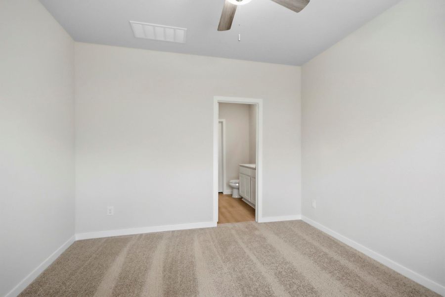 Spacious, unfurnished interior of a new home in Crockett Meadows, Conroe (Image 14).