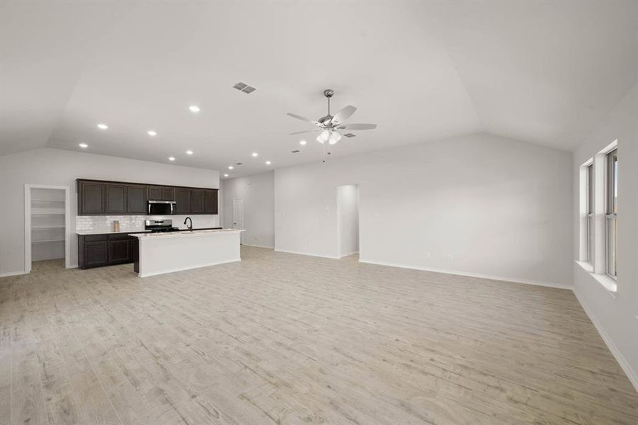 15004 Amantes- Living Room-3