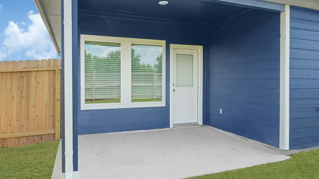 Exterior details and patio area of a home in Holly Ridge, Rosenberg (Image 3).