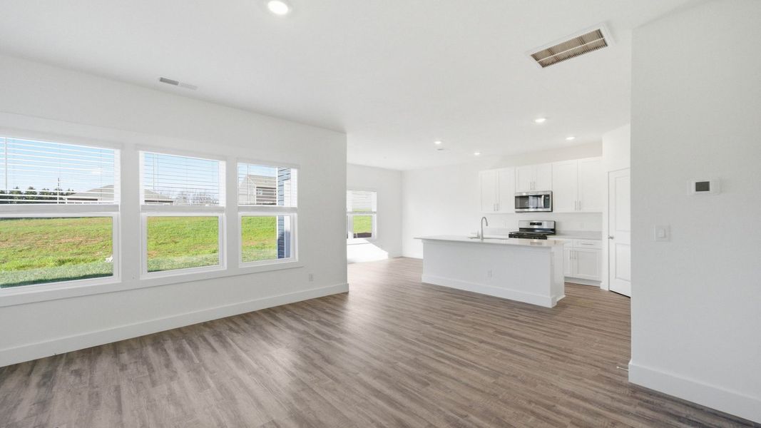 Spacious, unfurnished interior of a new home in Fieldcrest Acres, Blountville (Image 17).