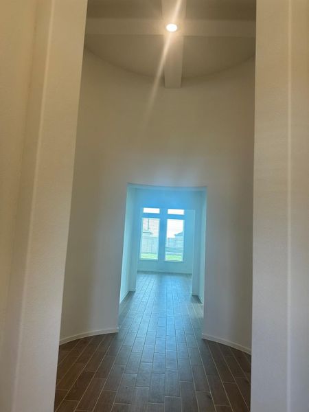 Spacious, unfurnished interior of a new home in Creekhaven, Iowa Colony (Image 17).