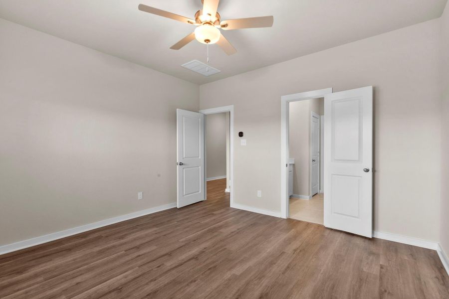 Spacious, unfurnished interior of a new home in Laurel Landing 40', Alvin (Image 20).