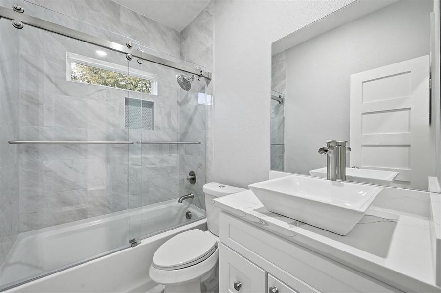 Furnished interior view inside a new home in , Farmers Branch (Image 6).