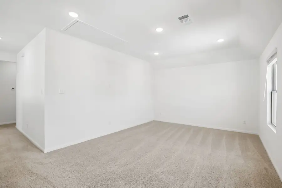 Spacious, unfurnished interior of a new home in Trinity Ranch, Elgin (Image 34).