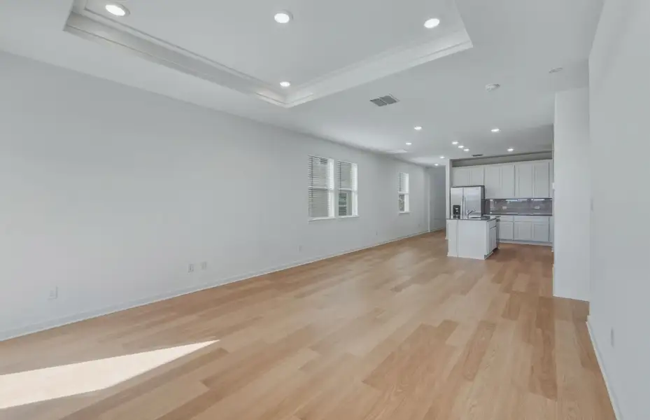 Spacious, unfurnished interior of a new home in Sunfield, Buda (Image 19).