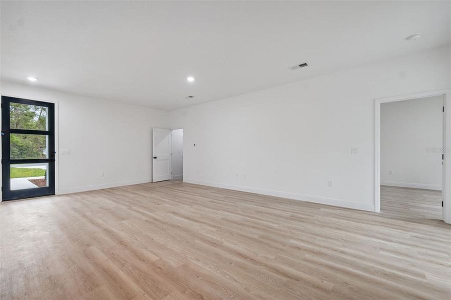Spacious, unfurnished interior of a new home in , Ocala (Image 25).