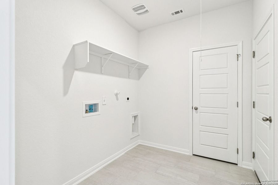 Spacious, unfurnished interior of a new home in Catalina, Converse (Image 37).