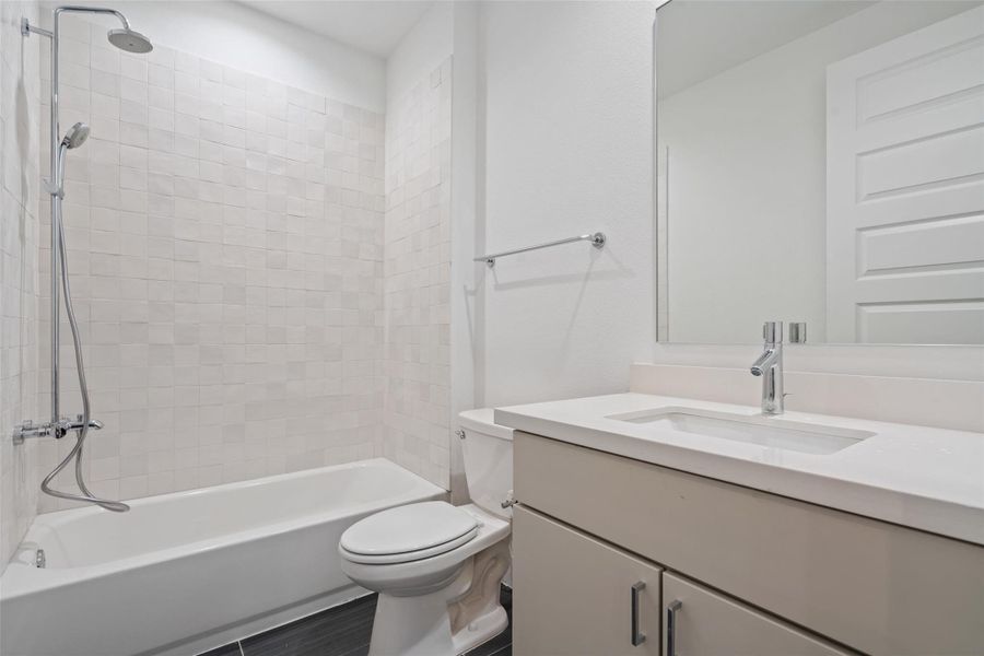 Full bath with vanity and washtub / shower combination