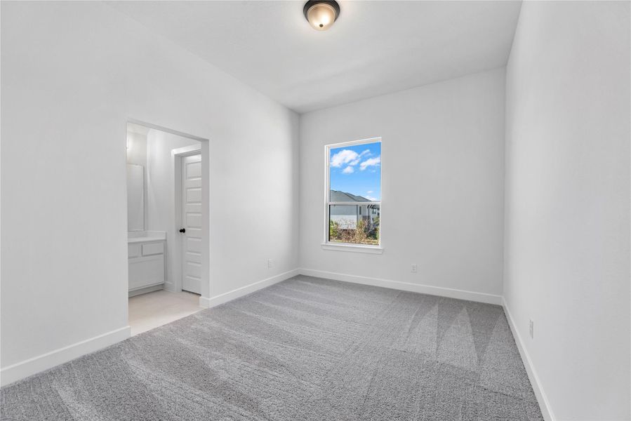 Spacious, unfurnished interior of a new home in Cross Creek West, Fulshear (Image 18).