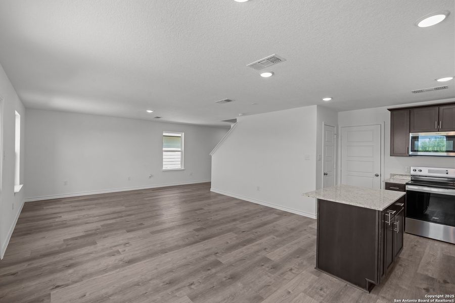Spacious, unfurnished interior of a new home in Lily Springs, Seguin (Image 13).