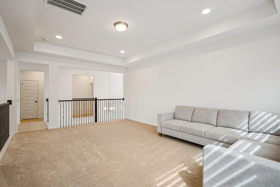 Spacious, unfurnished interior of a new home in Sienna, Missouri City (Image 21).