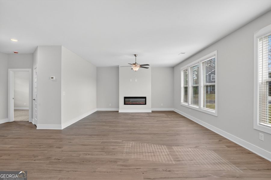 Spacious, unfurnished interior of a new home in The Fairways at Mirror Lake, Villa Rica (Image 61).
