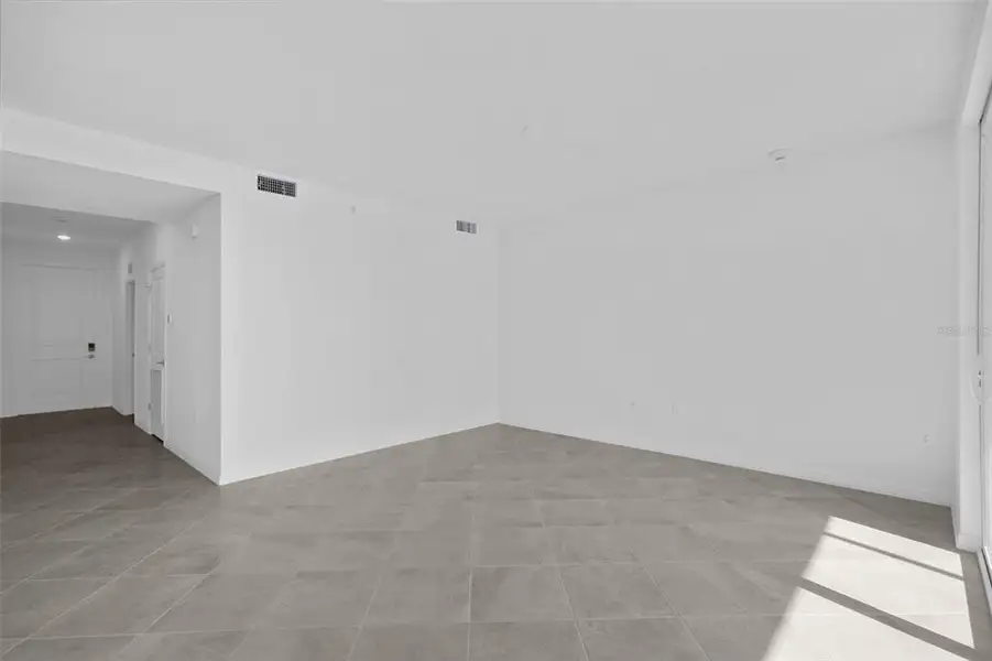 Spacious, unfurnished interior of a new home in Wellen Park Golf & Country Club, Venice (Image 21).