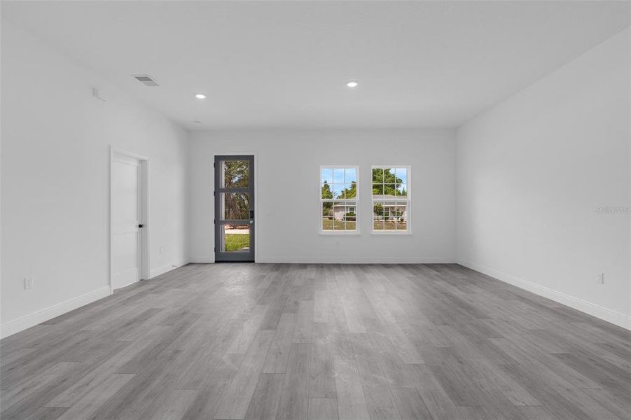 Spacious, unfurnished interior of a new home in , Ocala (Image 14).