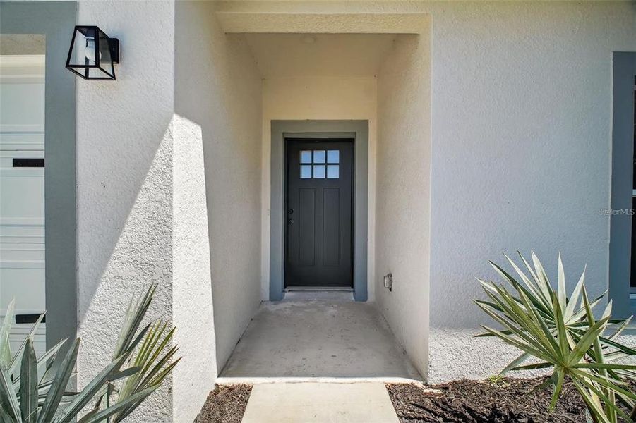 Exterior details and patio area of a home in , Umatilla (Image 3).