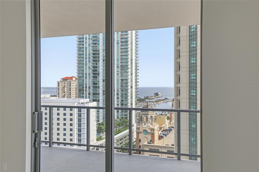 Condo located in St. Petersburg, FL showcasing its design and architecture (Image 45).