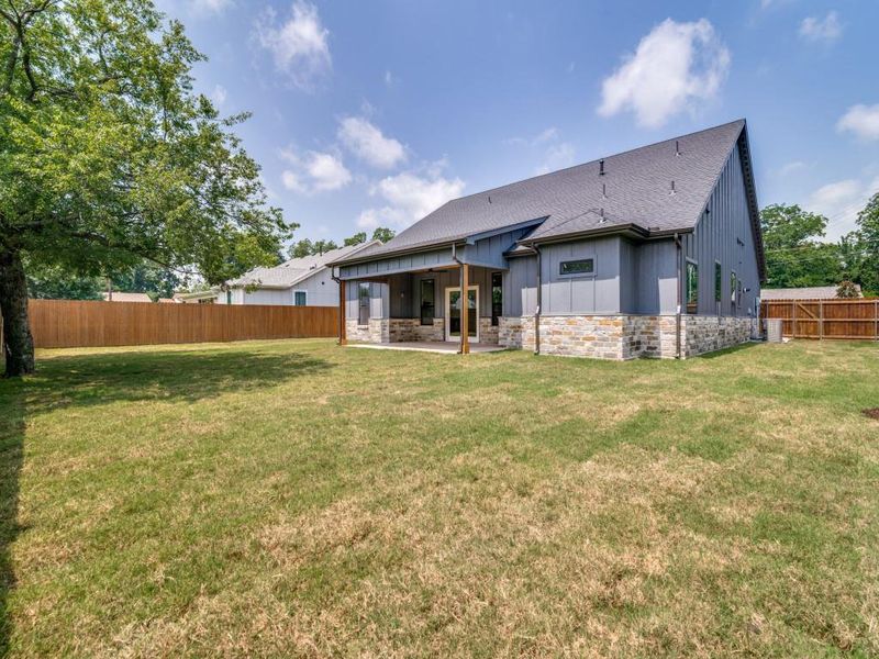 Exterior details and patio area of a home in , Terrell (Image 3).