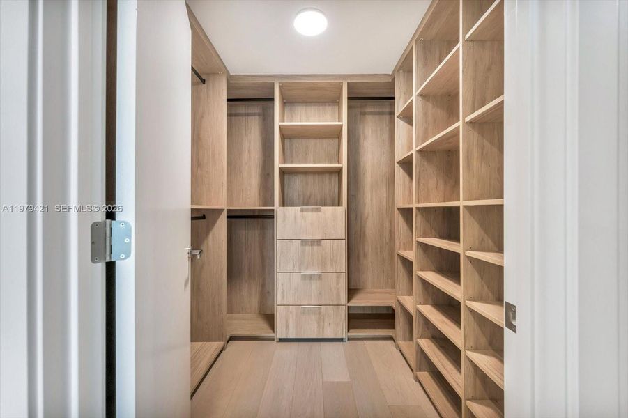 Furnished interior view inside a new home in , Bal Harbour (Image 20).