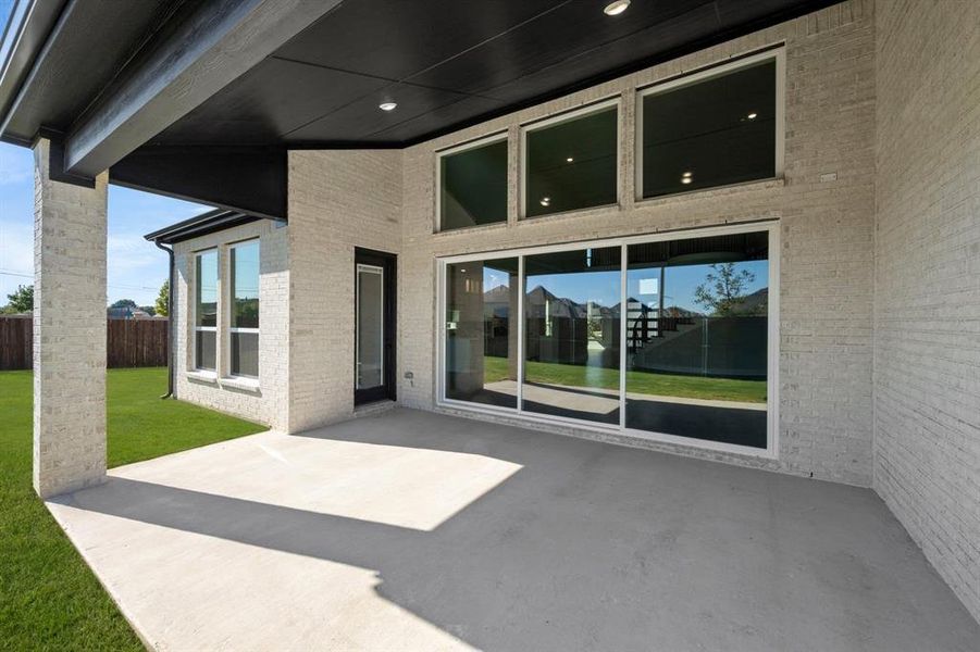 Exterior details and patio area of a home in Mira Lagos Crossing, Grand Prairie (Image 4). Exterior details and patio area of a home in Mira Lagos Crossing, Grand Prairie (Image 4).