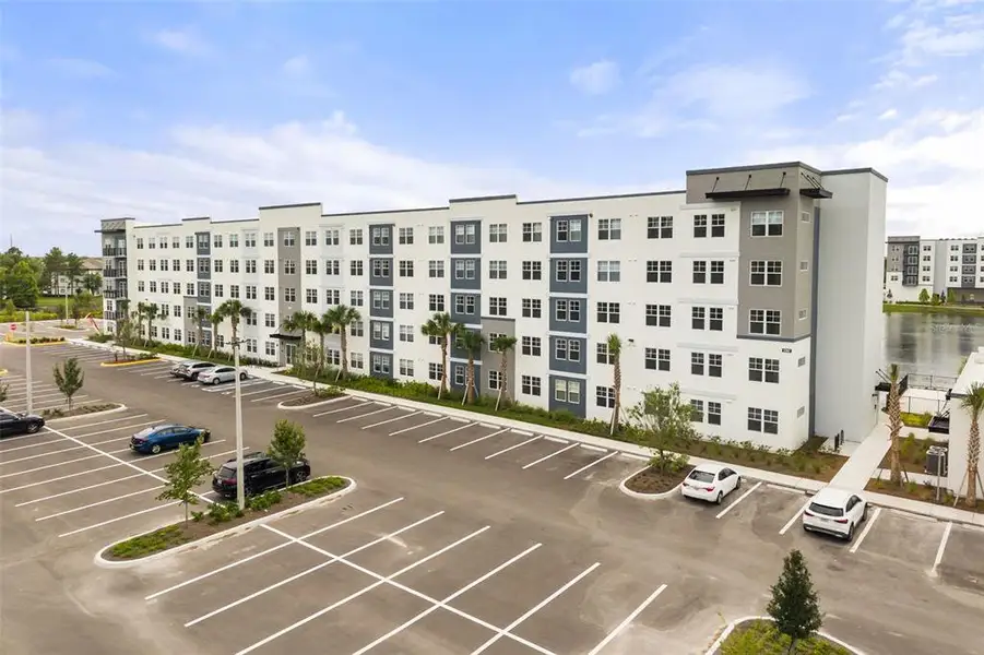 Condo located in Orlando, FL showcasing its design and architecture (Image 3).
