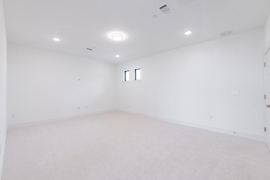 Spacious, unfurnished interior of a new home in Hilltop Ranch, Leander (Image 27).