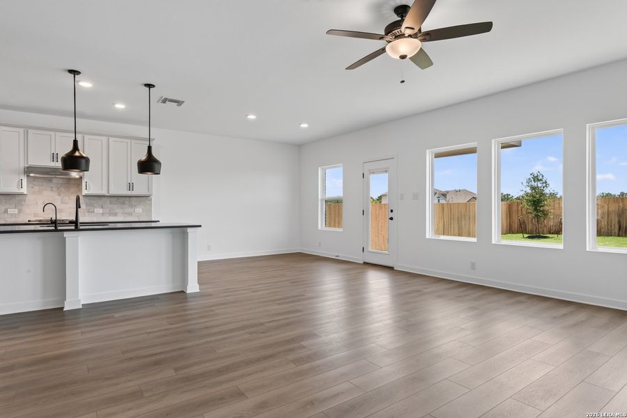 Spacious, unfurnished interior of a new home in Hennersby Hollow, San Antonio (Image 16).