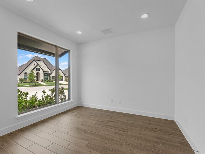 Spacious, unfurnished interior of a new home in Valencia, Manvel (Image 23).