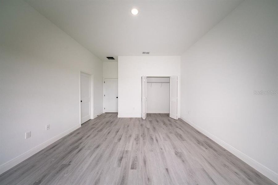 Spacious, unfurnished interior of a new home in , Ocala (Image 13).
