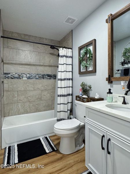 Furnished interior view inside a new home in , Palatka (Image 4).