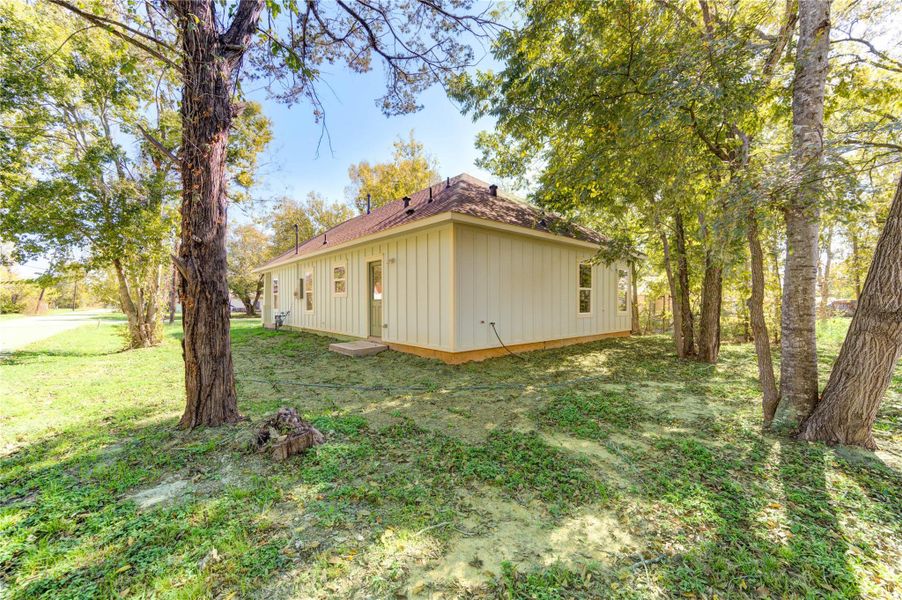 Exterior details and patio area of a home in , Navasota (Image 3).