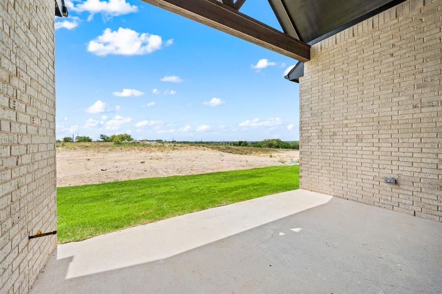 Exterior details and patio area of a home in Bella Crossing, Fort Worth (Image 24).