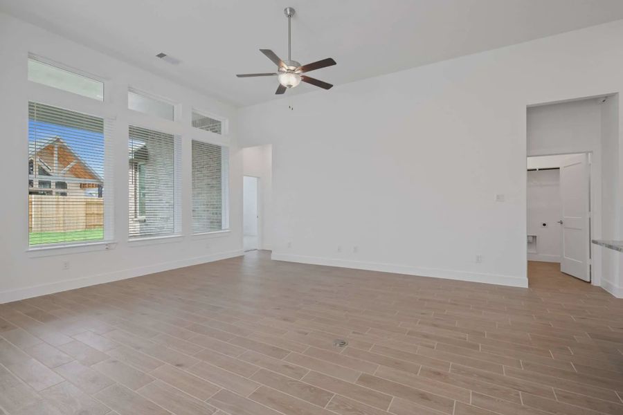 Spacious, unfurnished interior of a new home in Meridiana 50's and 60's, Manvel (Image 19).