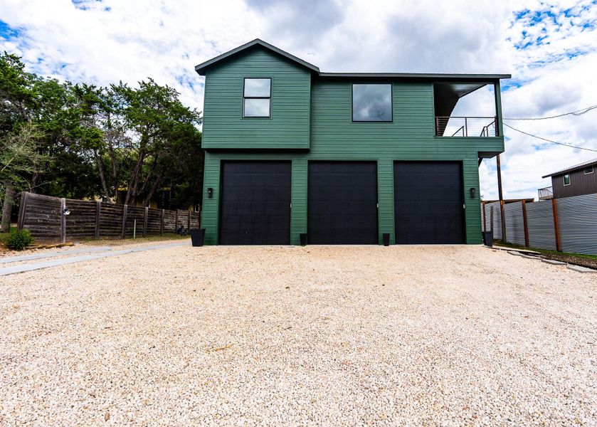 A striking modern dwelling with a verdant facade with ample parking. A striking modern dwelling with a verdant facade with ample parking.