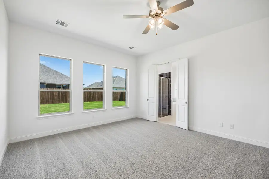 Spacious, unfurnished interior of a new home in Sheppard's Place, Waxahachie (Image 23).