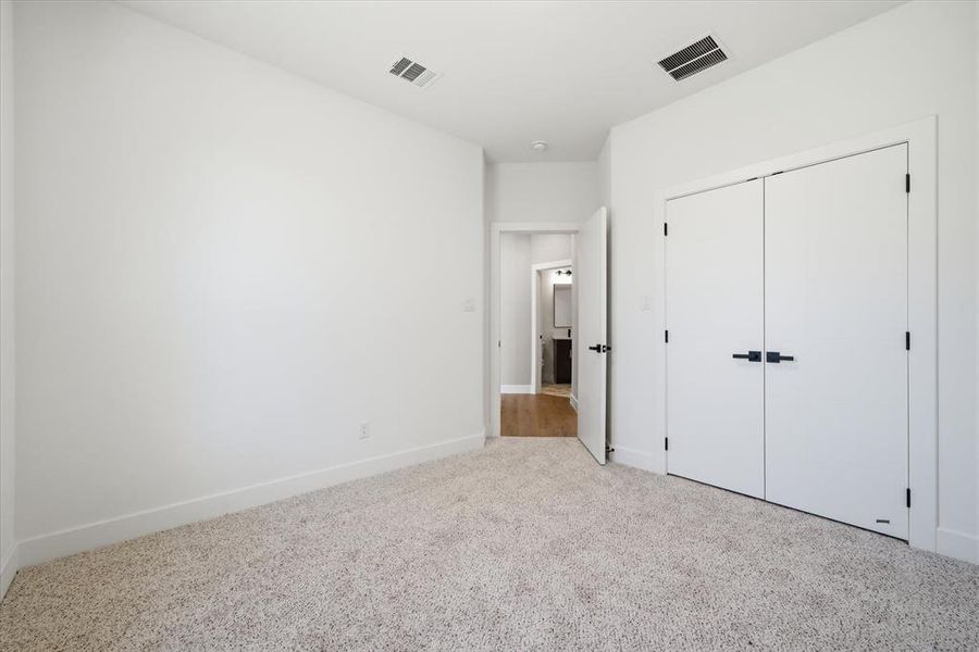 Spacious, unfurnished interior of a new home in , Edgewood (Image 15).