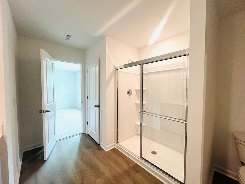 Spacious, unfurnished interior of a new home in Middleton Farms, Middlesex (Image 20).
