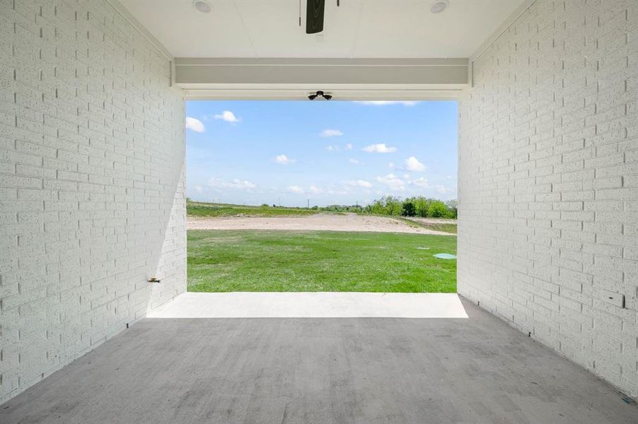 Exterior details and patio area of a home in Bella Crossing, Fort Worth (Image 24).
