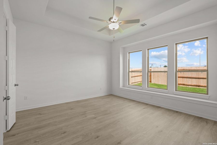 Spacious, unfurnished interior of a new home in Buffalo Crossing, Cibolo (Image 38).