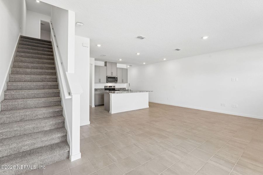 Spacious, unfurnished interior of a new home in , Middleburg (Image 15).