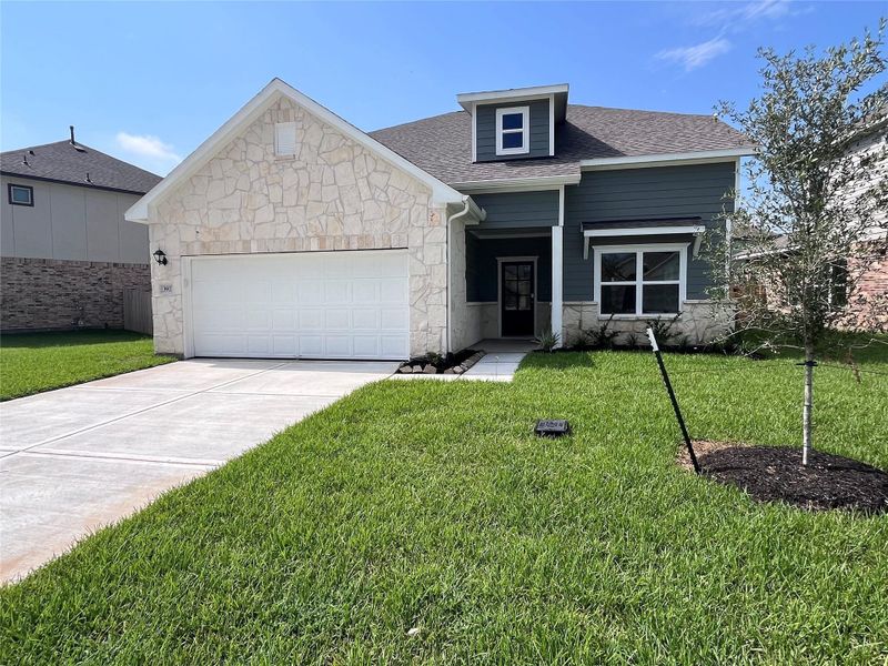 Front exterior of a new home in Kendall Lakes, Alvin, TX, highlighting curb appeal (Image 2). Front exterior of a new home in Kendall Lakes, Alvin, TX, highlighting curb appeal (Image 2).