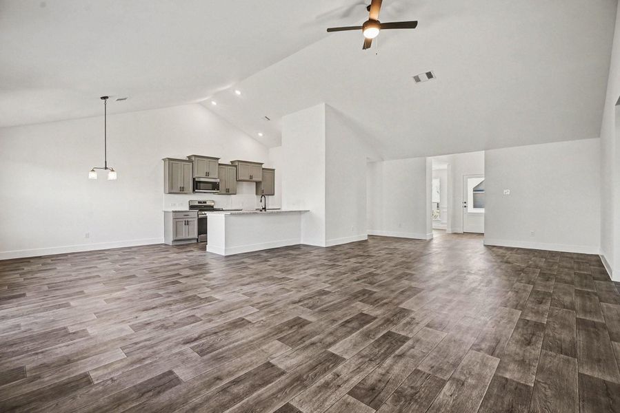 Spacious, unfurnished interior of a new home in Greystone, Angleton (Image 16).