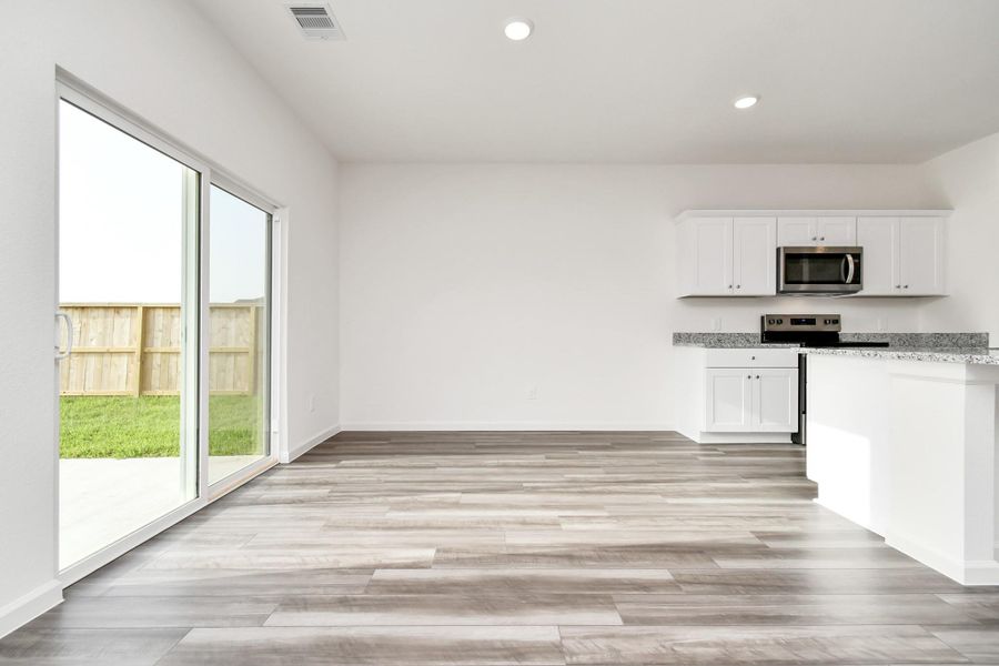 Spacious, unfurnished interior of a new home in Sunterra, Katy (Image 18).