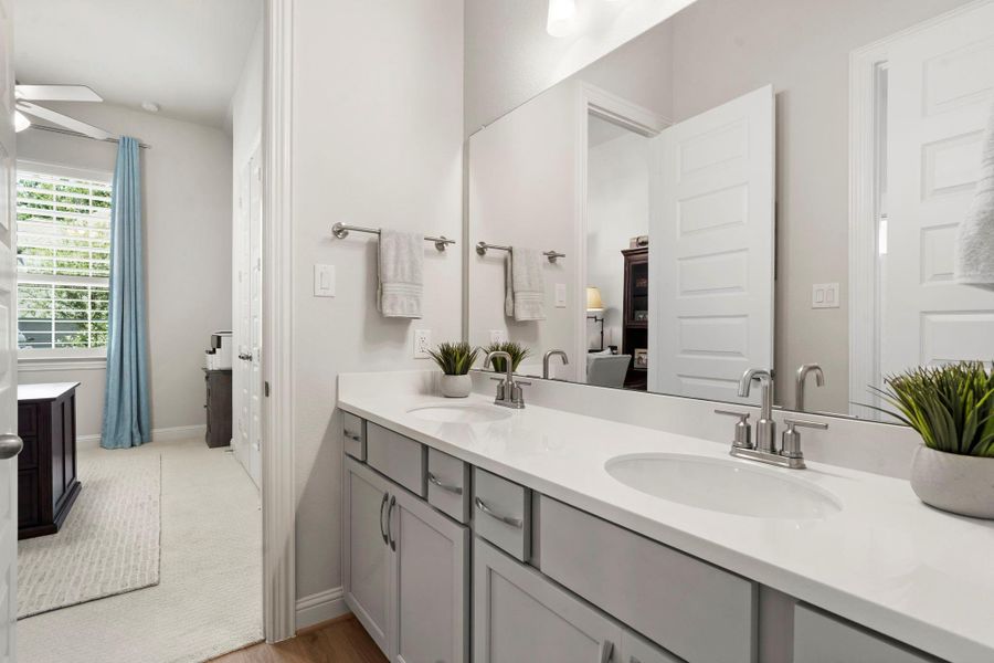 Hollywood bath with dual sinks Hollywood bath with dual sinks