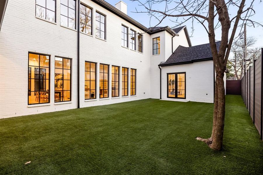 Exterior details and patio area of a home in , Dallas (Image 4).