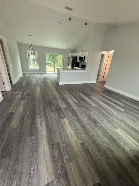Spacious, unfurnished interior of a new home in , Dunnellon (Image 9).