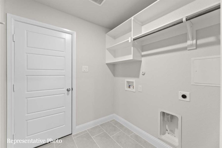 Spacious, unfurnished interior of a new home in Keeneland, Aubrey (Image 17).